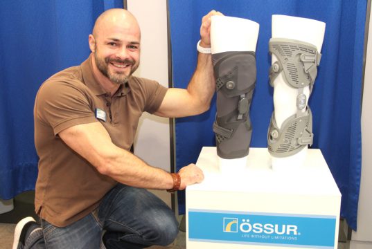 Sascha Gevelhoff vom Ohligser Sanitätshaus Köppchen stellt Orthesen vor, die bei einer Arthrose im Kniegelenk getragen werden können. (Foto: © Bastian Glumm)