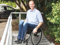 Thomas Liermann von der Firma Volaris präsentierte beim Aktionstag des Sanitätshauses Köppchen einen federleichten Rollstuhl aus Karbon. (Foto: © B. Glumm)