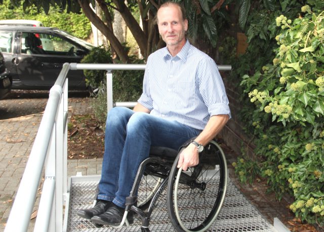 Thomas Liermann von der Firma Volaris präsentierte beim Aktionstag des Sanitätshauses Köppchen einen federleichten Rollstuhl aus Karbon. (Foto: © B. Glumm)