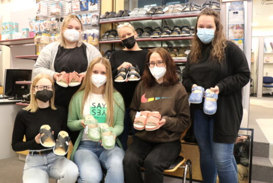 Das Team des Sanitätshaus Köppchen bereitet seine Kundinnen und Kunden nun endlich auf die etwas wärmere Jahreszeit vor und will „Schick in den Frühling“ durchstarten. (Foto: © Bastian Glumm)