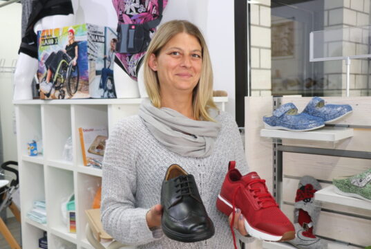 Das Sanitätshaus Köppchen bietet eine große Auswahl gesunder Schuhe für alle Lebenslagen an. (Foto: © Bastian Glumm)
