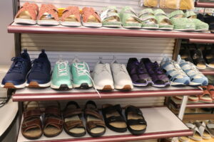 Schuhe für fast jeden Geschmack gibt es im Sanitätshaus Köppchen. (Foto: © Bastian Glumm)