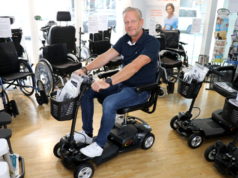 Das Sanitätshaus Köppchen hat mit dem Mini-Scooter Go-Go Ultra x ein ganz besonderes Fortbewegungsmittel neu im Sortiment. Stefan Krüger demnostriert, wie bequem man sich damit fortbewegen kann. (Foto: © Bastian Glumm)