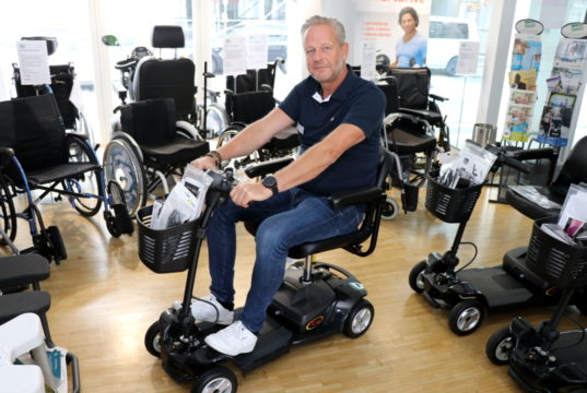 Das Sanitätshaus Köppchen hat mit dem Mini-Scooter Go-Go Ultra x ein ganz besonderes Fortbewegungsmittel neu im Sortiment. Stefan Krüger demnostriert, wie bequem man sich damit fortbewegen kann. (Foto: © Bastian Glumm)