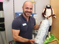 Sascha Gevelhoff vom Sanitätshaus Köppchen schwört auf Übungen mit Myofaszienrollen. (Foto: © B. Glumm)
