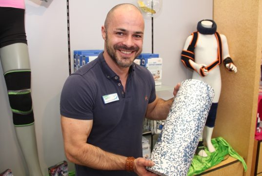 Sascha Gevelhoff vom Sanitätshaus Köppchen schwört auf Übungen mit Myofaszienrollen. (Foto: © B. Glumm)