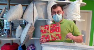 Im Sanitätshaus Köppchen gibt es zahllose Produkte, die sich als Weihnachtsgeschenk bestens eignen. Wie die Gesundheitskissen. (Foto: © Bastian Glumm)