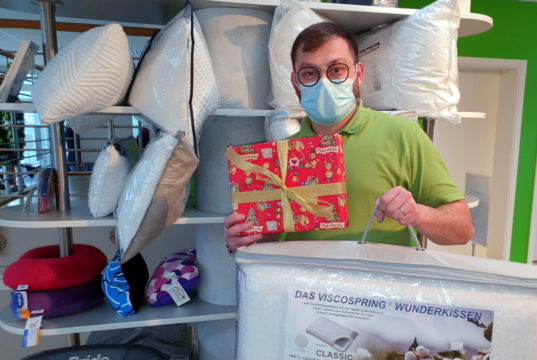 Im Sanitätshaus Köppchen gibt es zahllose Produkte, die sich als Weihnachtsgeschenk bestens eignen. Wie die Gesundheitskissen. (Foto: © Bastian Glumm)