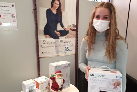 Infrarot- oder Tageslichtlampen machen sich ebenso hervorragend unter dem Weihnachtsbaum. Das Team des Sanitätshaus Köppchen berät dazu gerne. (Foto: © Bastian Glumm)