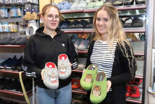 Auch dieses Jahr sind im Sanitätshaus Köppchen wieder Pantoffelhausschuhe im Angebot, das in einer riesengroßen Auswahl, mit attraktiven Mustern und in sehr schönen Designs. (Foto: © Bastian Glumm)