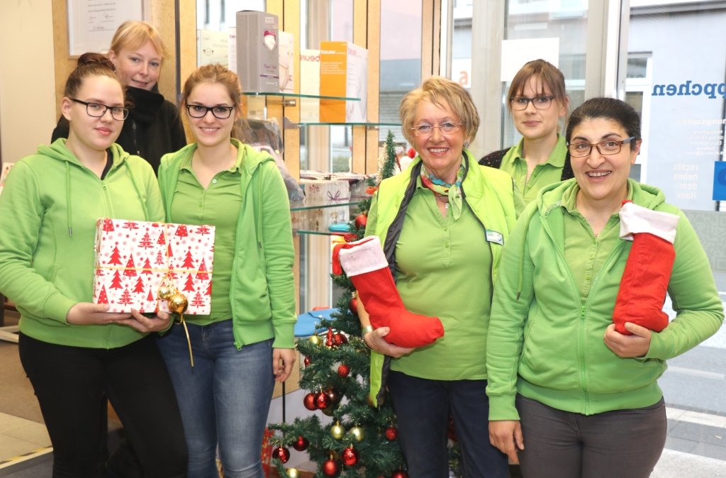 Das Team des Sanitätshaus Köppchen freut sich zum Last-Minute-Geschenkeshopping am Donnerstag auf viele Besucher. (Foto: © Bastian Glumm)