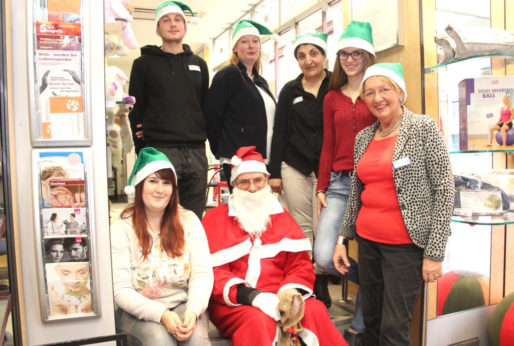 Das Team des Sanitätshauses Köppchen empfing Kunden am Mittwoch ganz weihnachtlich. Nikolaus Klaus Nowarre verteilte kleine Geschenke. (Foto: © Bastian Glumm)