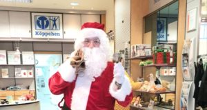 Für strahlende Gesichter bei Kundinnen und Kunden - und natürlich bei den Kindern - sorgte am Freitag der Nikolaus, der das Sanitätshaus Köppchen besuchte. (Foto: © Sanitätshaus Köppchen)