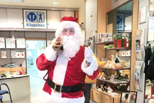 Für strahlende Gesichter bei Kundinnen und Kunden - und natürlich bei den Kindern - sorgte am Freitag der Nikolaus, der das Sanitätshaus Köppchen besuchte. (Foto: © Sanitätshaus Köppchen)
