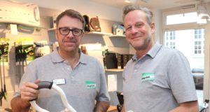 Cedric Mehl (li.) und Stefan Krüger vom Sanitätshaus Köppchen sind zertifizierte Wohnumfeldberater. (Foto: © Bastian Glumm)