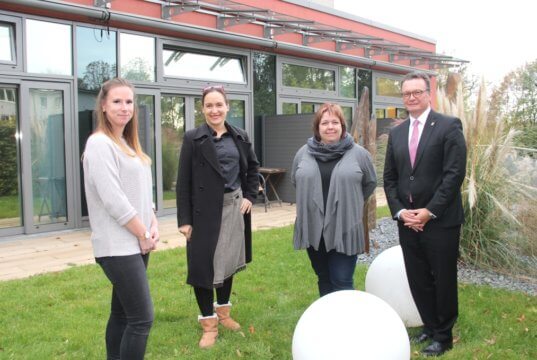 Ziehen bei der Palliativarbeit an einem Strang: v.li. Nina Perschke (Mitarbeiterin SAPV-Team), Dr. Martina Marchese (Geschäftsführerin SAPV-Team), Nicole Sommerkamp (neue Vorstandsvorsitzende SAPV-Förderverein) und Prof. Dr. med. Thomas Standl (Medizinischer Geschäftsführer Klinikum Solingen). (Foto: © Bastian Glumm)