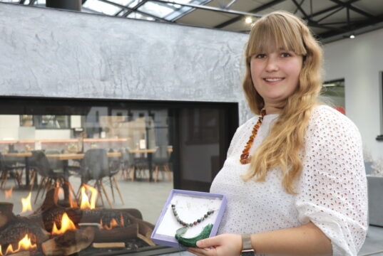 Sarah Messer hat einen Online-Shop ins Leben gerufen, über den sie handgefertigten Schmuck aus Griechenland vertreibt. (Foto: © Bastian Glumm)