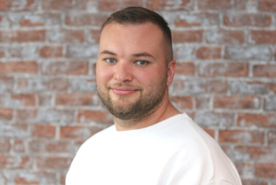 Der Solinger Jungunternehmer Sascha Dennis Blömer plant mit seinen „logic studios“ eine maßgeschneiderte Softwarelösung mit einem breiten Spektrum von Modulen. (Foto: © Bastian Glumm)