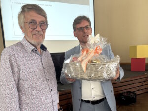 Hans-Werner Bertl (li.), langjähriger Aufsichtsratsvorsitzender der Spar- und Bauverein Solingen eG, wurde von Vorstandsvorsitzendem Roland Bak mit einem Präsent verabschiedet. (Foto: © SBV Solingen)