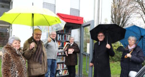 Freuen sich über die neue "Bücherzelle": v.li. Angelika Nowotka, Paul Westeppe, Erwin Kohnke, Marie Therese Bertram, Roland Bak und Ruth Hansen. (Foto: © SBV Solingen)