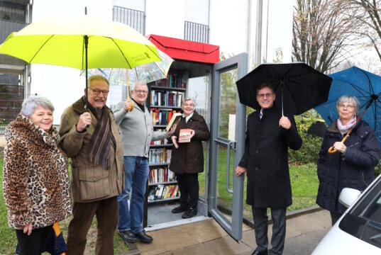 Freuen sich über die neue "Bücherzelle": v.li. Angelika Nowotka, Paul Westeppe, Erwin Kohnke, Marie Therese Bertram, Roland Bak und Ruth Hansen. (Foto: © SBV Solingen)