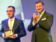 Cem Özdemir (li.) wurde am Donnerstagabend von Oberbürgermeister Tim Kurzbach Solingens Ehrenpreis „Die Schäfste Klinge“ überreicht. (Foto: © Florian Meurer)