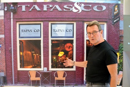 Am Freitag präsentierte der Fotograf Ulli Steinküller seine rund 40 großformatigen Darstellungen in der FotoKunstGalerie ROLANDS^ECK. (Foto: © Martina Hörle)