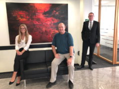 Künstler Peter Wischnewski (mi.) stellt in den Räumen der Volksbank-Filiale in Ohligs aus. Sehr zur Freude von Kundenberaterin Henriette Juliane May und Filialleiter Stefan Röhrig. (Foto: © city-art-project)