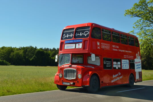 Der Schlaganfall-Bus kommt nach Solingen. Am 4. September macht der rote Aufklärungsbus von 10 bis 15 Uhr auf dem Graf-Wilhelm-Platz Station. (Foto: © Schlaganfall-Bus)