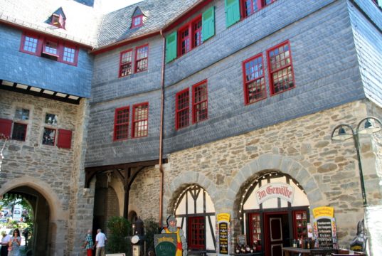 Während Schloss Burg selbst in weiten Teilen frisch saniert daherkommt, sollen jetzt auch Eigentümer von Privathäusern in Burg von einem geförderten Hof- und Fassadenprogramm profitieren können. (Archivfoto: © Bastian Glumm)