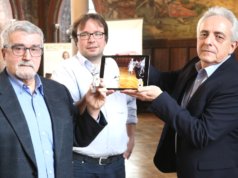 Präsentierten jetzt den ersten Teil eines „Augumented Reality“-Angebots auf Schloss Burg und einen virtuellen Graf Adolf V.: v.li. Klaus Hinger, Gregor Ahlmann (beide Schlossbauverein) und Werner Koch (EXCIT3D GmbH). (Foto: © Bastian Glumm)