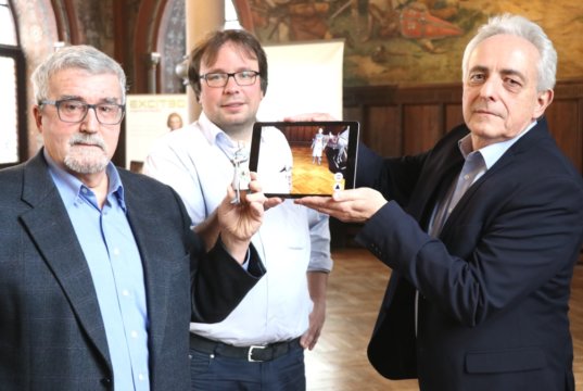 Präsentierten jetzt den ersten Teil eines „Augumented Reality“-Angebots auf Schloss Burg und einen virtuellen Graf Adolf V.: v.li. Klaus Hinger, Gregor Ahlmann (beide Schlossbauverein) und Werner Koch (EXCIT3D GmbH). (Foto: © Bastian Glumm)