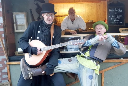 Auf Schloss Burg startete am Freitagabend zum ersten Mal ein Spektakel der besonderen Art: Das „Mittelalter – Food & Gaukler Festival“. (Foto: © Helmut Steinbock)