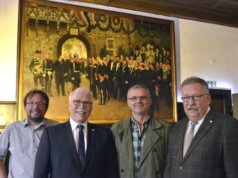Freuen sich über das restaurierte Kaiser-Gemälde (v.l.): Schloss Burg-Mitarbeiter Gregor Ahlmann, Volksbank- Vorstand Lutz Uwe Magney, Gastronom Paul Clemens und Paul Westeppe vom Schlossbauverein. (Foto: © Kristina Hellwig/Volksbank)