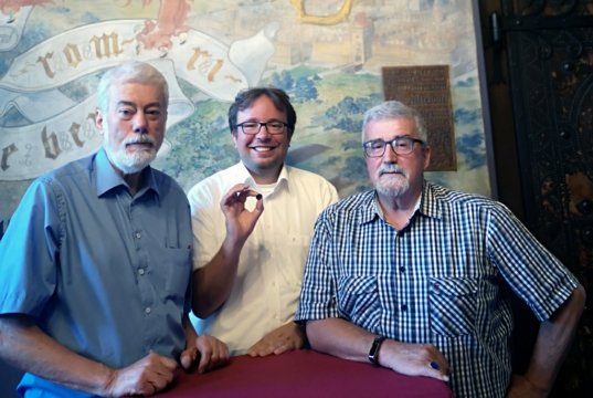 Präsentieren stolz die aktuelle Neuerwerbung von Schloss Burg, eine 988 Jahre alte Münze: v.li. Heinz W. Müller (Münzzentrum Rheinland), Gregor Ahlmann (Schlossbauverein) und Klaus Hinger (Schlossbauverein). (Foto: © Schlossbauverein Schloss Burg)