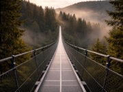 Symbolbild: Diese KI-Visualisierung veranschaulicht beispielhaft, wie eine mögliche Hängebrücke bei Schloss Burg aussehen könnte. Das Bild dient ausschließlich der Illustration und ist nicht maßstabsgetreu. (Bild: Open AI)