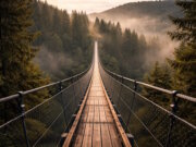 Symbolbild: Diese KI-Visualisierung veranschaulicht beispielhaft, wie eine mögliche Hängebrücke bei Schloss Burg aussehen könnte. Das Bild dient ausschließlich der Illustration und ist nicht maßstabsgetreu. (Bild: Open AI)