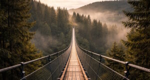 Symbolbild: Diese KI-Visualisierung veranschaulicht beispielhaft, wie eine mögliche Hängebrücke bei Schloss Burg aussehen könnte. Das Bild dient ausschließlich der Illustration und ist nicht maßstabsgetreu. (Bild: Open AI)