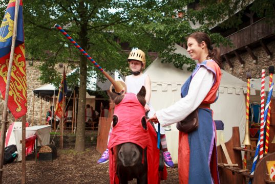 Schloss Burg lädt am Wochenende zum Kinder-Ritterfest ein. Auf kleine Burgfräuleins und Ritter warten zahlreiche spektakuläre Angebote. (Foto: © Kristina Malis / Schloss Burg)