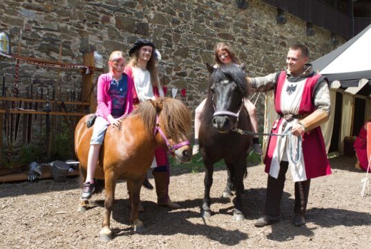 Schloss Burg lädt am Wochenende zum Kinder-Ritterfest ein. Auf kleine Burgfräuleins und Ritter warten zahlreiche spektakuläre Angebote. (Foto: © Christian Stebel / Schloss Burg)