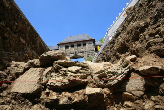 Bei Ausschachtungsarbeiten im Rahmen der Sanierung von Schloss Burg sind alte Mauerreste freigelegt worden. Nach ersten Einschätzungen handelt es sich dabei um mittelalterliche bzw. frühneuzeitliche Befunde. (Foto: © Schloss Burg)