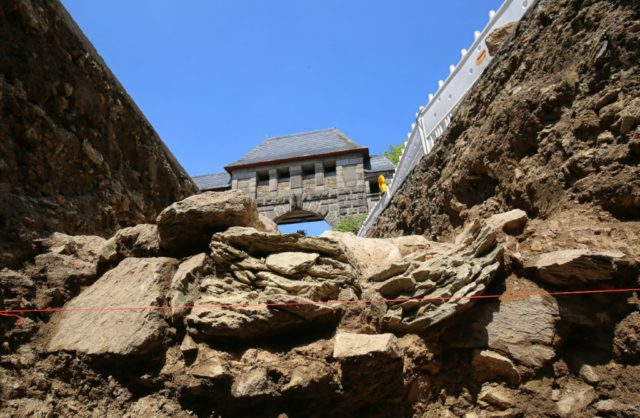 Bei Ausschachtungsarbeiten im Rahmen der Sanierung von Schloss Burg sind alte Mauerreste freigelegt worden. Nach ersten Einschätzungen handelt es sich dabei um mittelalterliche bzw. frühneuzeitliche Befunde. (Foto: © Schloss Burg)