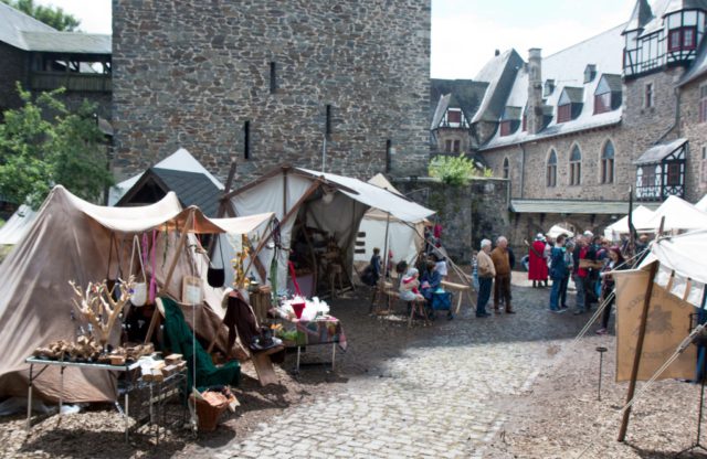 An diesem Wochenende findet auf Schloss Burg zum 13. Mal der beliebte Mittelaltermarkt statt. Los geht es am Samstag und am Sonntag jeweils um 10 Uhr. (Foto: © Christian Stebel/Schloss Burg)