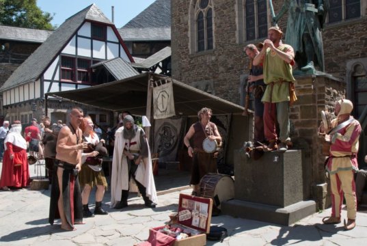 Am kommenden Wochenende findet auf Schloss Burg zum 15. Mal der beliebte Mittelaltermarkt statt. Los geht es am Samstag und am Sonntag jeweils um 10 Uhr. (Foto: © Christian Stebel/Schloss Burg)