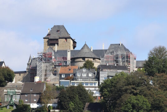 Die umfangreichen Sanierungsmaßnahmen von Schloss Burg neigen sich nun endlich ihrem Ende zu. (Foto: © Bastian Glumm)