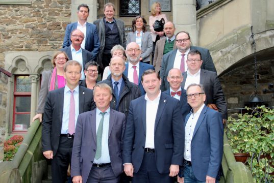 Die Verwaltungsvorstände der drei bergischen Großstädte trafen sich jetzt auf Schloss Burg: vorne v.li. Burkhard Mast-Weisz (Oberbürgermeister Remscheid), Tim Kurzbach (Oberbürgermeister Solingen) und Andreas Mucke (Oberbürgermeister Wuppertal). (Foto: © B. Glumm)