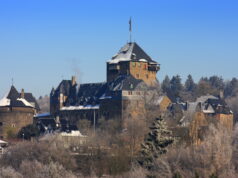 Zum Jahresende gibt es noch etwas Neues auf Schloss Burg: einen gemütlichen Weihnachtsmarkt im ganz klassischen Sinne. (Foto: © Schlossbauverein)