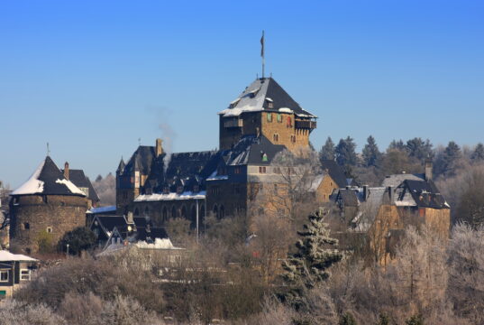 Zum Jahresende gibt es noch etwas Neues auf Schloss Burg: einen gemütlichen Weihnachtsmarkt im ganz klassischen Sinne. (Foto: © Schlossbauverein)