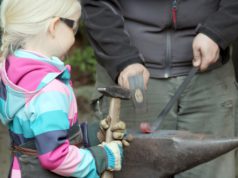 Am kommenden Donnerstag ist Schmied Patrick zu Gast in der Fauna. Dann dürfen die kleinen Besucher des Tierparks wieder den Schmiedehammer schwingen. (Archivfoto: © B. Glumm)