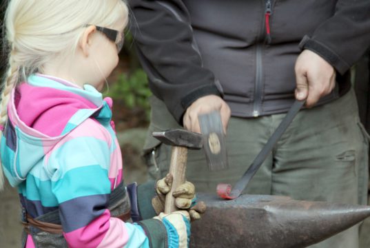 Am kommenden Donnerstag ist Schmied Patrick zu Gast in der Fauna. Dann dürfen die kleinen Besucher des Tierparks wieder den Schmiedehammer schwingen. (Archivfoto: © B. Glumm)